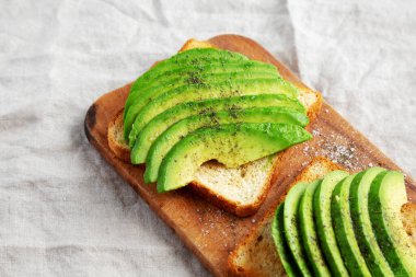 Ev yapımı Avokado tostu, ahşap bir tahta üzerinde, yan görüş.. 