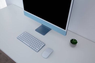 Kablosuz klavyesi ve faresi olan masaüstü bilgisayarı. Yeni model çok renkli Apple iMac