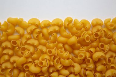 Beyaz arka planda çiğ organik pipo Rigate makarna, üst manzara. Dümdüz, tepeden, yukarıdan. Boşluğu kopyala.