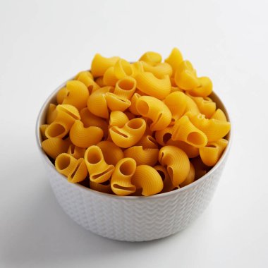 Beyaz arka planda çiğ organik pipo Rigate Makarnası.. 