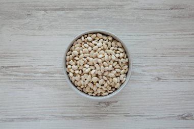 Çiğ Organik Kuru Beyaz Fasulye Gri Kasede, en iyi manzara. Dümdüz, tepeden, yukarıdan. 