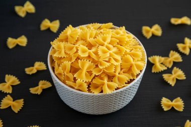 Çiğ organik Farfalle Makarnası..