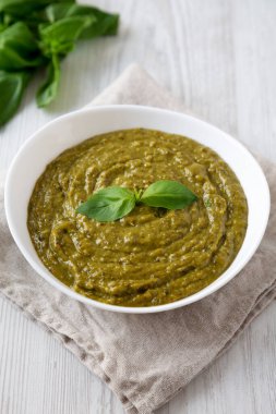 Beyaz kâsede ev yapımı yeşil pesto, düşük açılı.. 