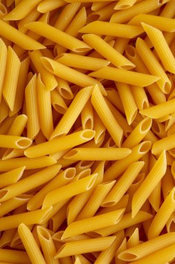 Ev yapımı çiğ Penne Makarnası, en iyi manzara. Dümdüz, tepeden, yukarıdan. 