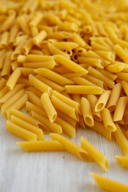 Ev yapımı çiğ makarna, yan görüş..