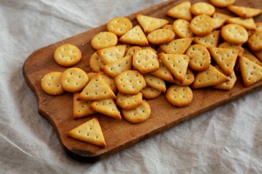 Köy tahtasında ev yapımı tuzlu krakerler, yan görüş..