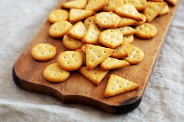 Ev yapımı tuzlu krakerler kırsal ahşap tahtada, düşük açılı.. 