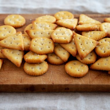 Köy tahtasında ev yapımı tuzlu krakerler, yan görüş. Yakın plan..