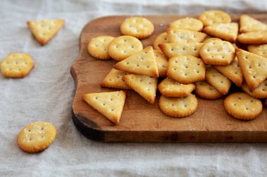 Köy tahtasında ev yapımı tuzlu krakerler, yan görüş. Yakın plan..