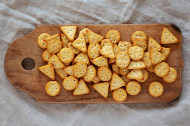 Ev yapımı tuzlu krakerler, Rustik ahşap tahtada, üst manzara. Dümdüz, tepeden, yukarıdan.