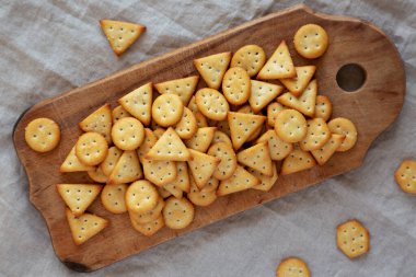 Ev yapımı tuzlu krakerler, Rustik ahşap tahtada, üst manzara. Dümdüz, tepeden, yukarıdan. 