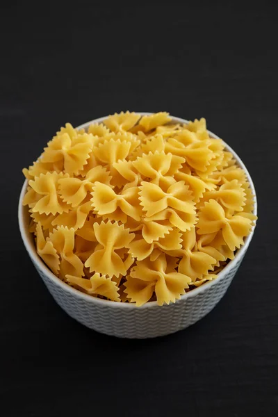 Raw Organic Farfalle Pasta Bowl Чорному Тлі Низьким Кутом Огляду — стокове фото