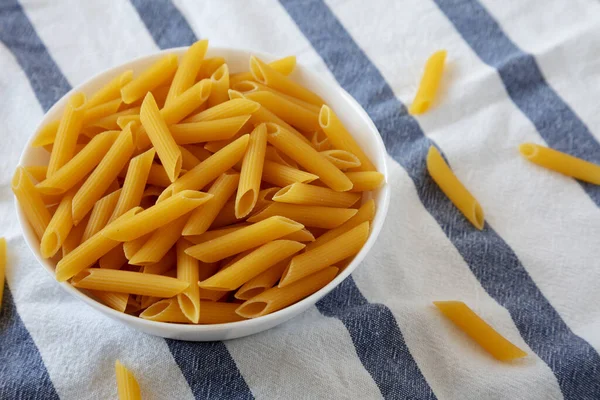 Hausgemachte Raw Dry Penne Pasta Einer Weißen Schüssel Seitenansicht Raum — Stockfoto