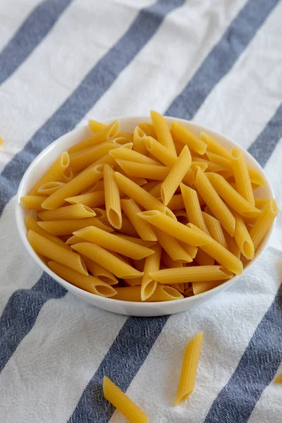 Hausgemachte Raw Dry Penne Pasta Einer Weißen Schüssel Seitenansicht — Stockfoto