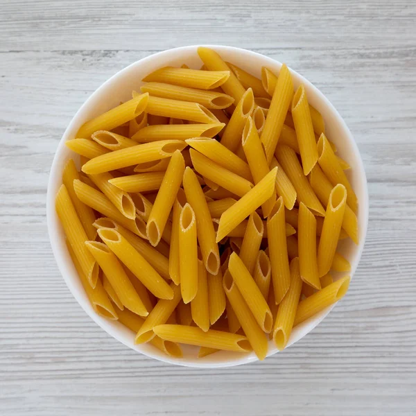 Hausgemachte Raw Dry Penne Pasta Einer Weißen Schüssel Von Oben — Stockfoto