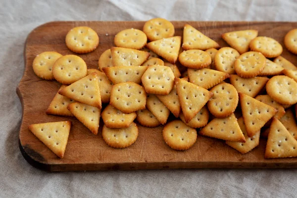 Cracker Salati Fatti Casa Una Tavola Legno Rustica Vista Basso — Foto Stock