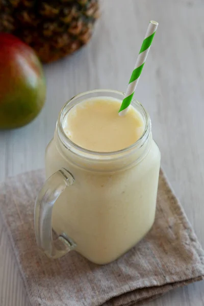 Batido Casero Del Plátano Del Mango Piña Tarro Cristal Vista —  Fotos de Stock