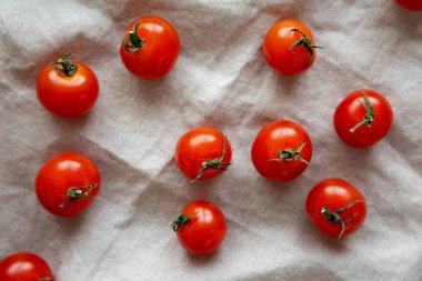 Olgun kırmızı vişneli domatesler yemeye hazır, üst manzara. Dümdüz, tepeden, yukarıdan. 