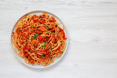 Ev yapımı sarımsaklı domatesli karidesli makarna. Dümdüz, tepeden, yukarıdan. Metin için boşluk.