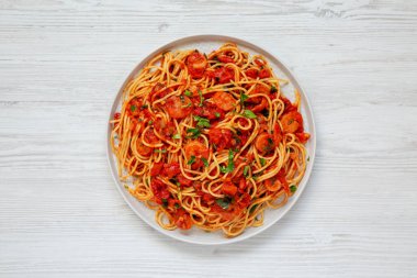 Ev yapımı sarımsaklı domatesli karidesli makarna. Dümdüz, tepeden, yukarıdan. 