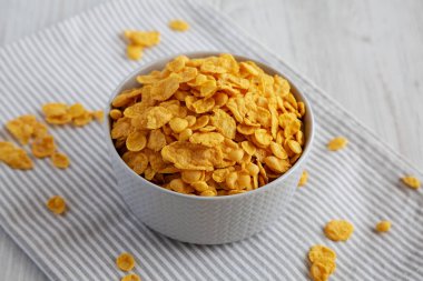 Lezzetli Mısır gevreği kasede, yan manzara. 