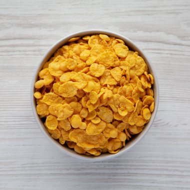 Lezzetli Mısır gevrekleri bir kasede, en güzel manzara. Dümdüz, tepeden, yukarıdan. 