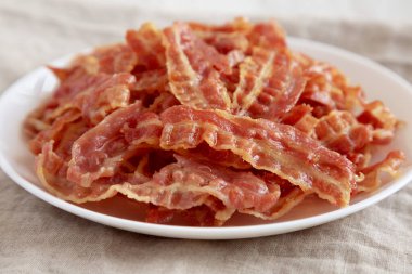 Beyaz bir tabakta kızarmış domuz pastırması..