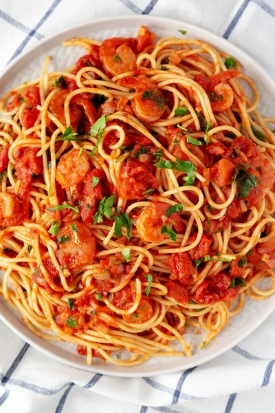 Hausgemachte One Pot Knoblauch Tomate Shrimp Pasta Auf Einem Teller — Stockfoto