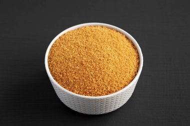 Kahverengi Demerara Şekeri Siyah arka planda, yan görünümde.