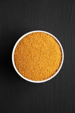 Siyah arka planda Brown Demerara Sugar, en iyi manzara. Dümdüz, tepeden, yukarıdan.