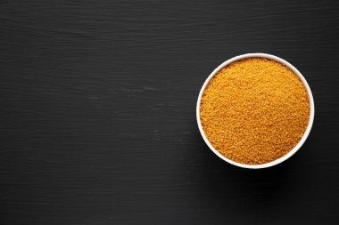 Siyah arka planda Brown Demerara Sugar, en iyi manzara. Dümdüz, tepeden, yukarıdan. Boşluğu kopyala.