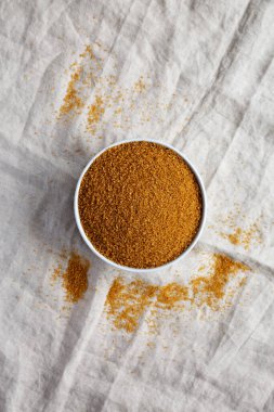 Kahverengi Demerara Sugar in a Bowl, top view. Dümdüz, tepeden, yukarıdan. 