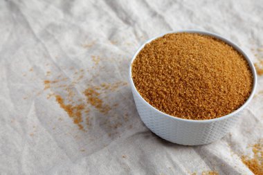 Brown Demerara Sugar in a Bowl, yan görüş. Boşluğu kopyala.