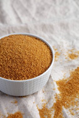 Brown Demerara Sugar in a Bowl, yan görüş. Boşluğu kopyala.