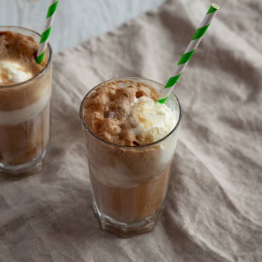 Kola ile ev yapımı dondurma arabası. Tatlı içecek. İç, yan görüş.. 