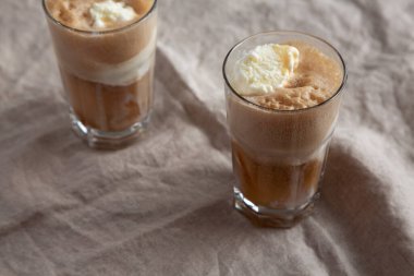 Kola ile ev yapımı dondurma arabası. Tatlı içecek. İç, yan görüş.. 