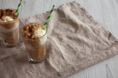 Kola ile ev yapımı dondurma arabası. Tatlı içecek, yan görüş. Boşluğu kopyala.