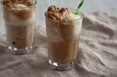 Kola ile ev yapımı dondurma arabası. Tatlı içecek, yan görüş. Yakın plan..