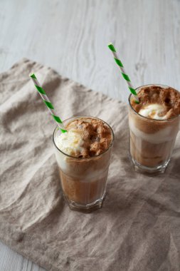 Kola ile ev yapımı dondurma arabası. Tatlı içecek. İç, yan görüş.. 