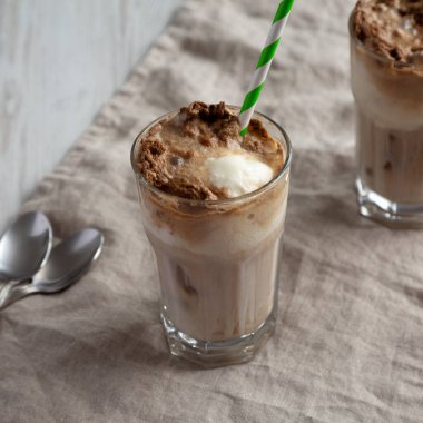 Kola ile ev yapımı dondurma arabası. Tatlı içecek, yan görüş. Yakın plan..