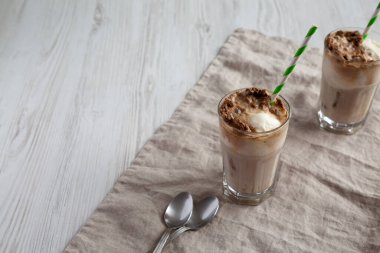 Kola ile ev yapımı dondurma arabası. Tatlı içecek, yan görüş. Boşluğu kopyala.