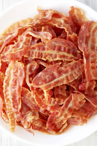 Krispig Stekt Bacon Vit Tallrik Ett Vitt Träbord Ovanifrån Platta — Stockfoto