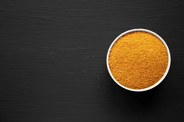 Siyah arka planda Brown Demerara Sugar, en iyi manzara. Dümdüz, tepeden, yukarıdan. Boşluğu kopyala.