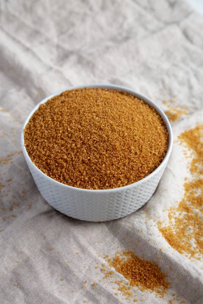 Kahverengi Demerara Şeker Kasede, yan görünüm.