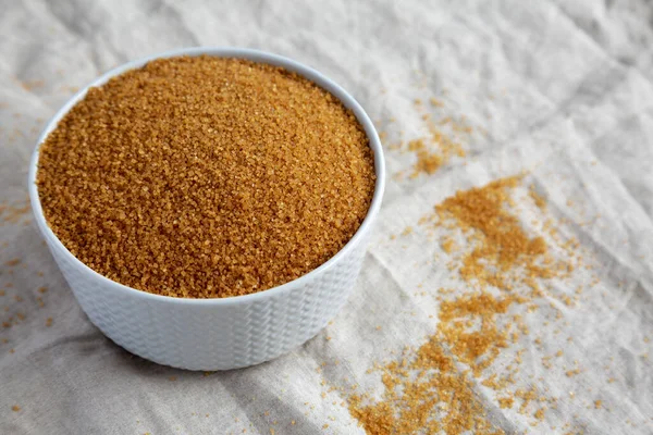 Brown Demerara Sugar in a Bowl, yan görüş. Metin için boşluk.