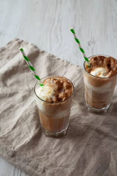 Kola ile ev yapımı dondurma arabası. Tatlı içecek. İç, yan görüş.. 
