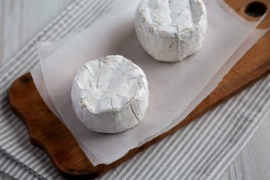 Kırsal tahta üzerinde Alp Mavisi Peyniri, yan manzara.. 