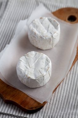 Kırsal tahta üzerinde Alp Mavisi Peyniri, yan manzara.. 