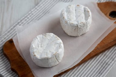 Kırsal tahta üzerinde Alp Mavisi Peyniri, yan manzara.. 