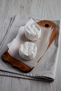 Kırsal tahta üzerinde Alp Mavisi Peyniri, yan manzara.. 